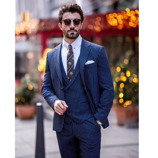 Homem elegantemente vestido com terno listrado, óculos de sol e gravata, representando como se vestir bem sem exageros