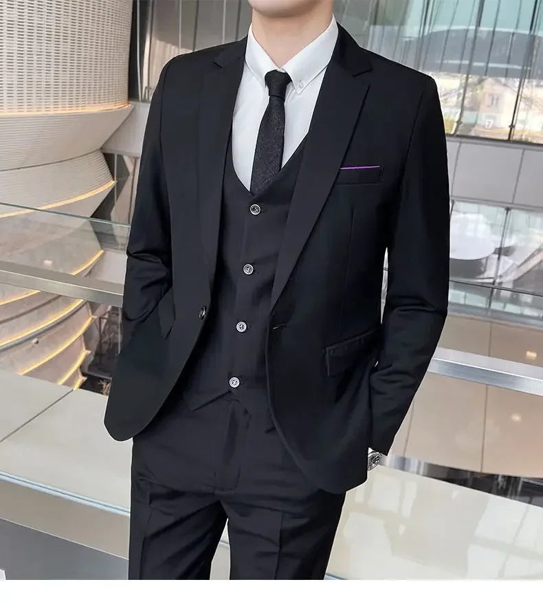 Homem vestido com terno elegante em ambiente moderno, ideal para dicas de como escolher roupa masculina elegante