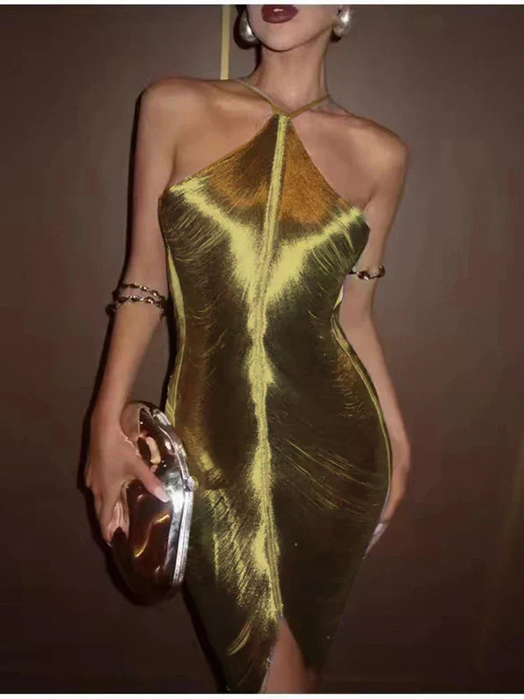 Vestido elegante em tom dourado, ideal para looks femininos elegantes em ocasiões formais