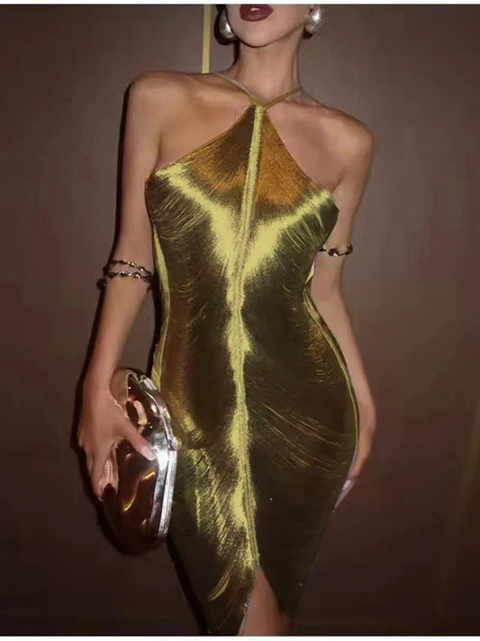 Vestido elegante em tom dourado, ideal para looks femininos elegantes em ocasiões formais