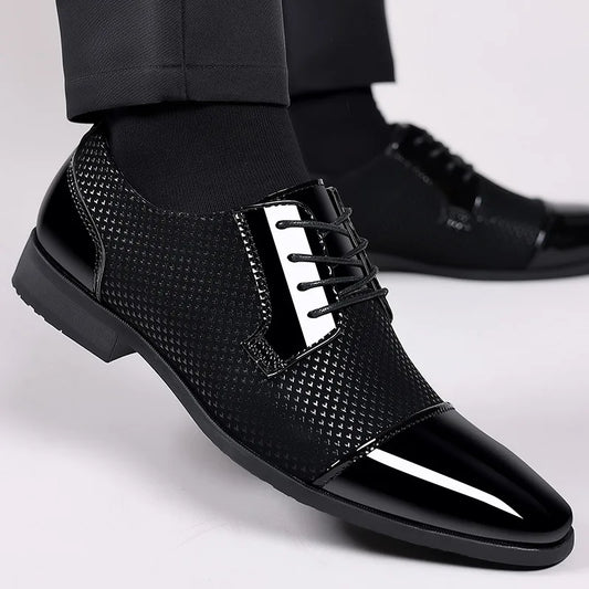 Como escolher sapatos masculinos: sapatos sociais pretos com detalhes em alto brilho para ocasiões formais