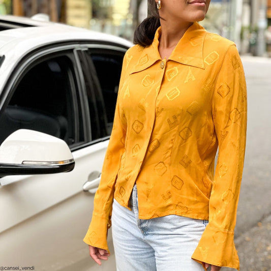 Camisa amarela de designer destacando a carreira em design de moda e estilo contemporâneo