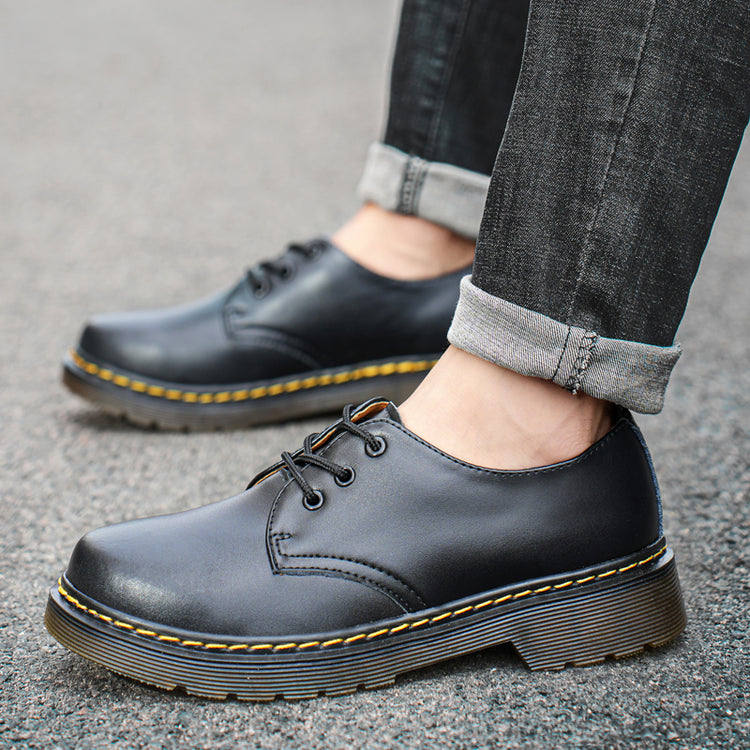 Sapatos masculinos elegantes em couro preto com detalhes em costura amarela
