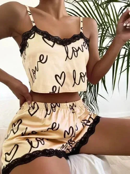 Pijama Feminino Rendado em Satinho com Estampa Amorosa