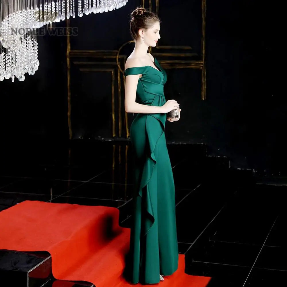 Vestido de baile sereia com fenda verde da NOBLE Weiss, perfeito para festas elegantes