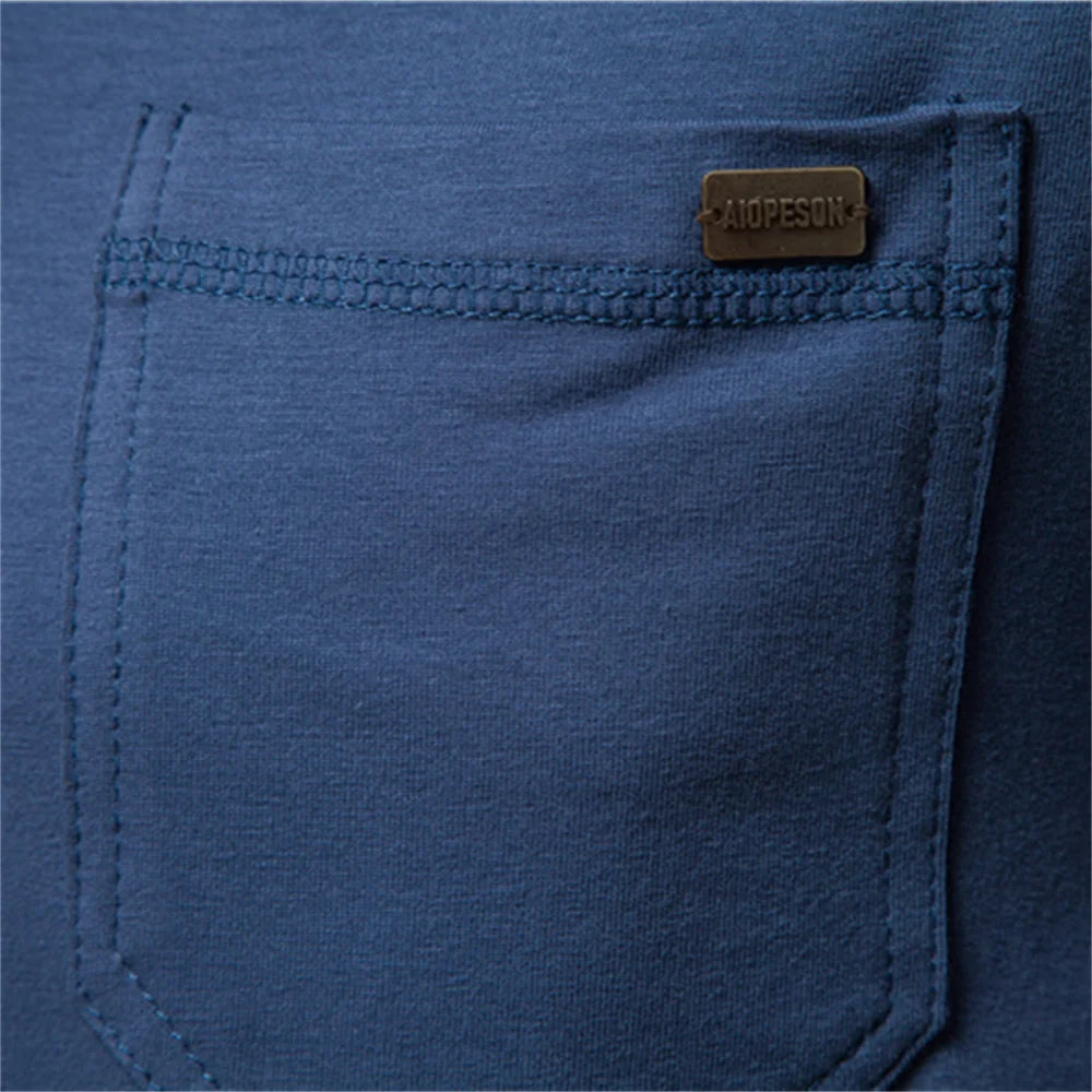 Detalhe da camiseta casual masculina AIOPESON com bolso frontal em tecido macio e confortável