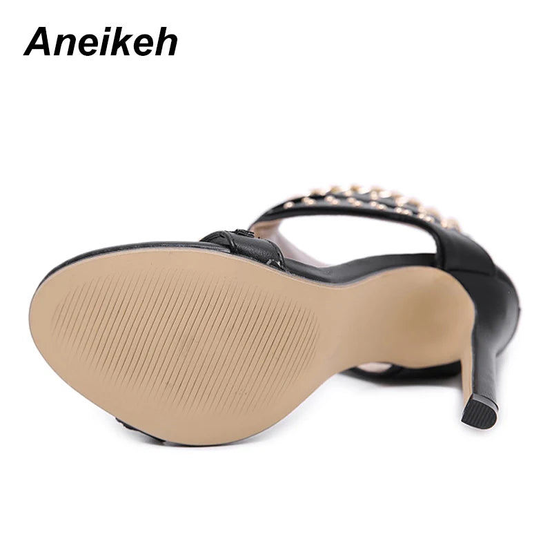 Solado da sandália feminina ANEIKEH estilo botas gladiador salto alto em preto com detalhes elegantes