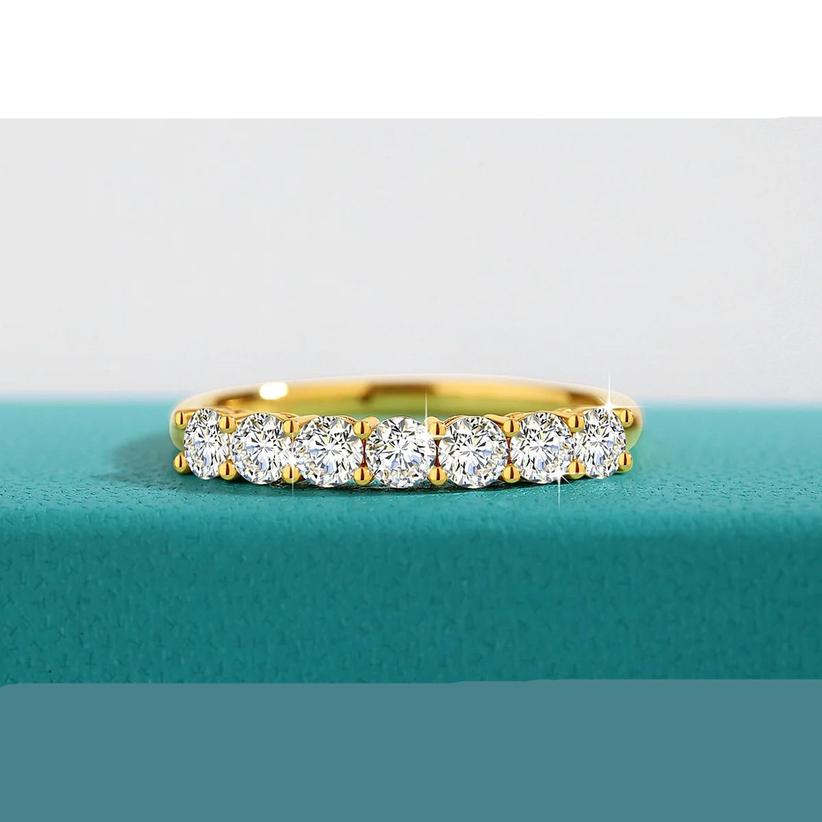 Anel de noivado moissanite feminino em ouro amarelo com design elegante e pedras brilhantes