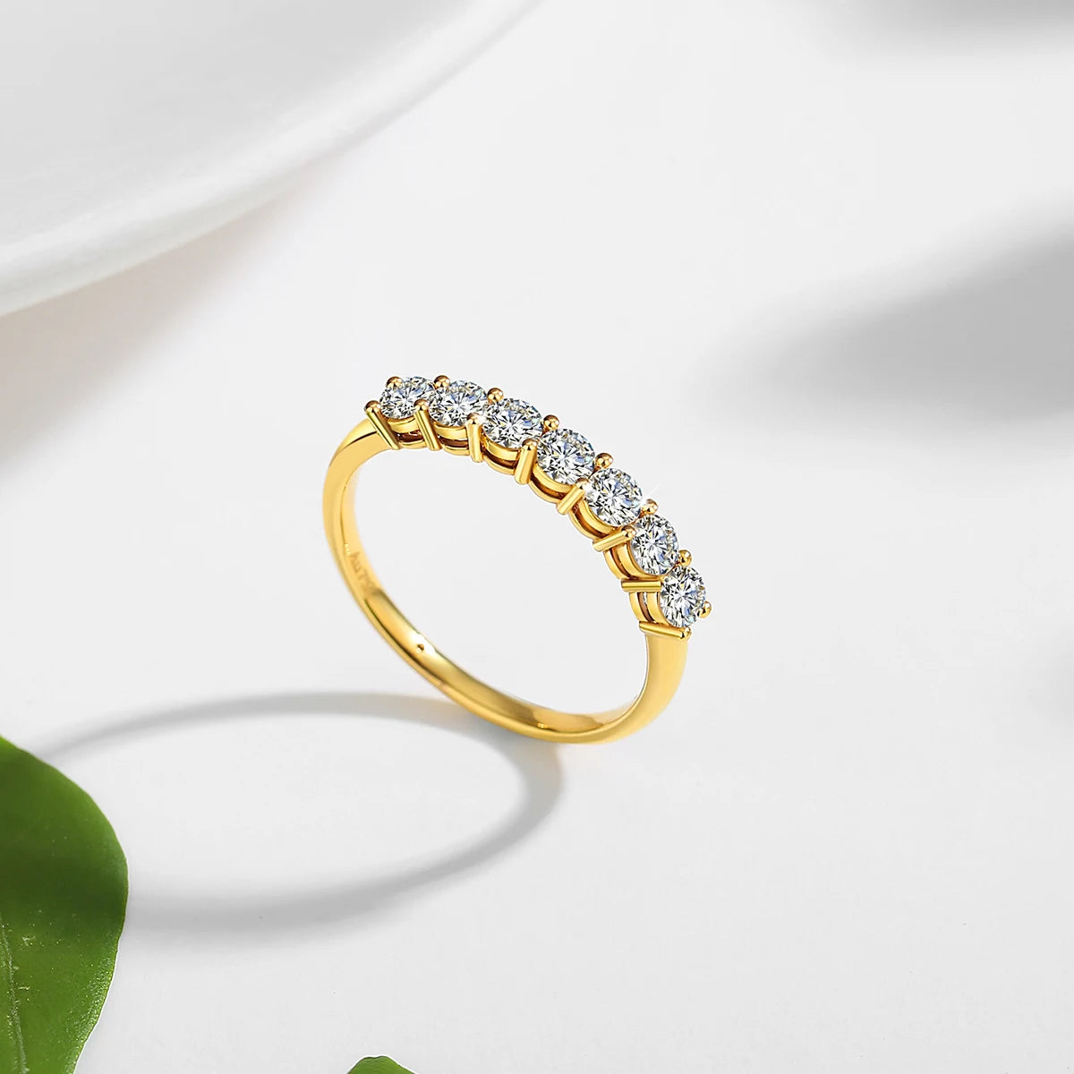 Anel de noivado moissanite feminino em ouro amarelo com pedras brilhantes em formato oval
