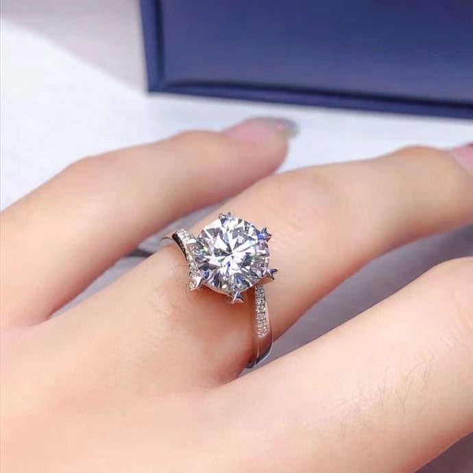 Anel de ouro branco 18K com pedra grande e brilhante, ideal para ocasiões especiais