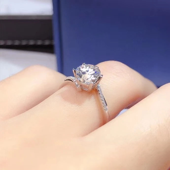 Anel de ouro branco 18K da COLIFELOVE com pedra central brilhante e detalhes delicados