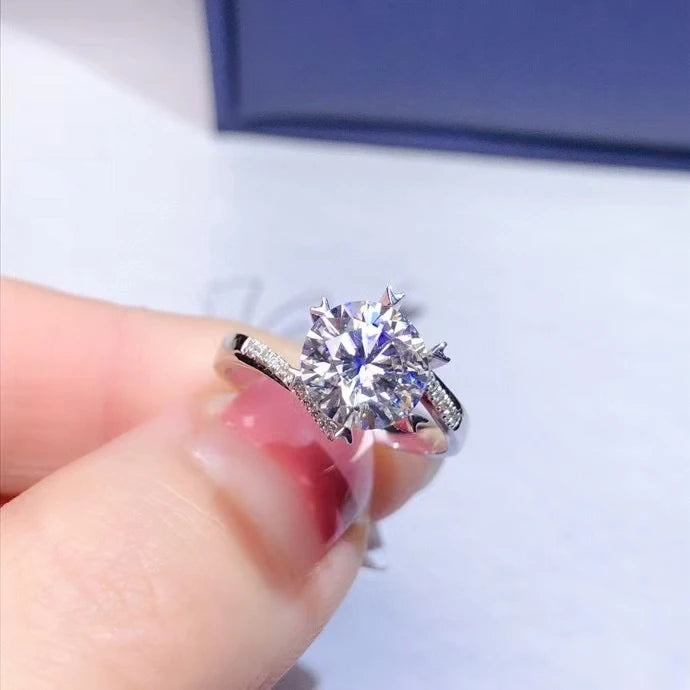 Anel de ouro branco 18K com pedra brilhante, ideal para ocasiões especiais