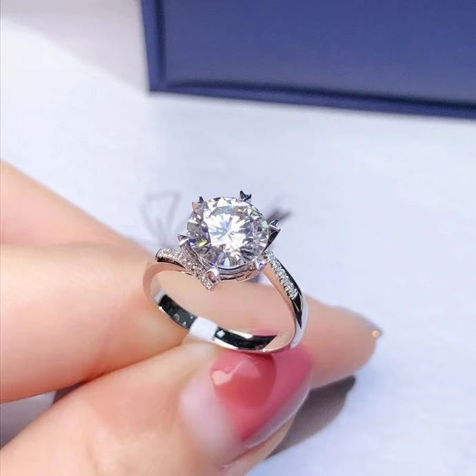Anel de ouro branco 18K com pedra brilhante, perfeito para ocasiões especiais