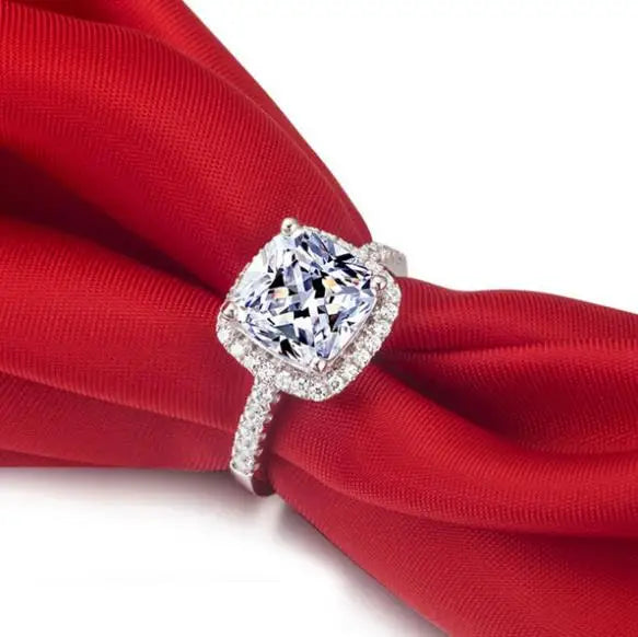 Anel de prata feminina da GIEMI com pedra quadrada brilhante e detalhes empedrados