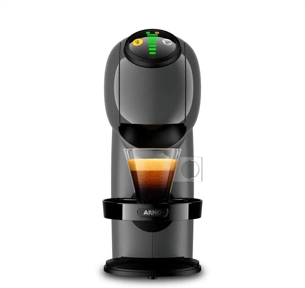 Máquina de café expresso grafite com design moderno e copo transparente para café fresco.