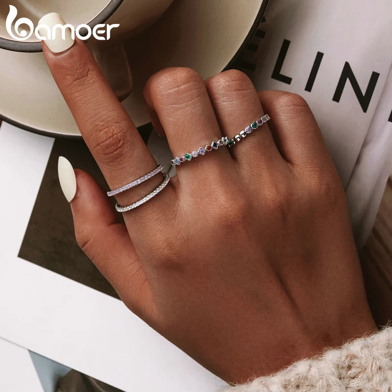 Anel de prata esterlina feminino com detalhes em zircônias coloridas para um toque elegante