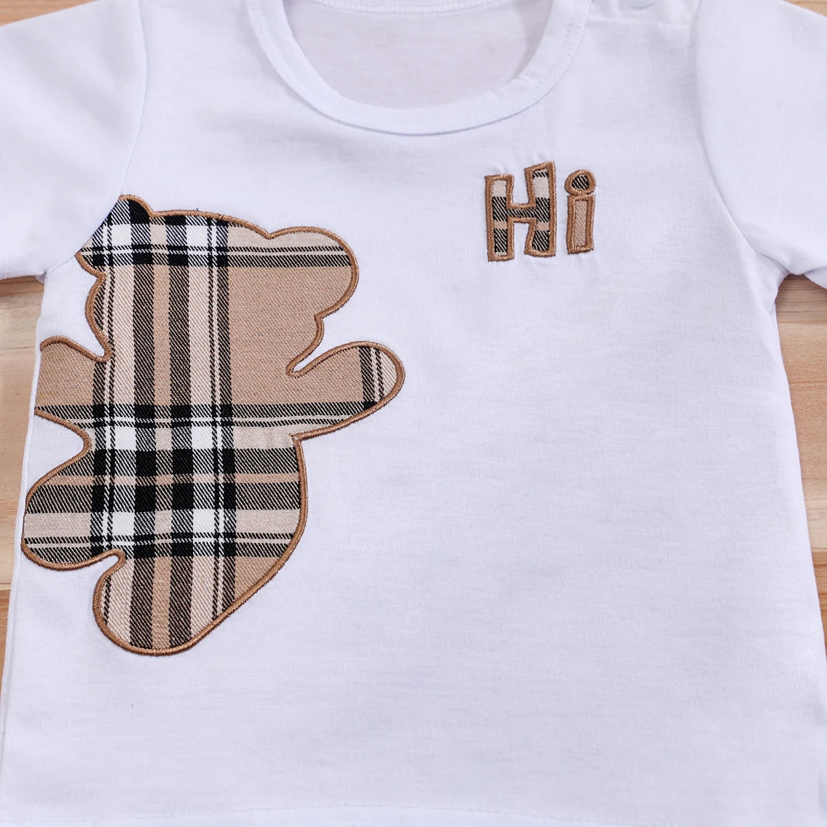 Conjunto IURNXB com roupa infantil menino estampa divertida camiseta branca com aplique ursinho xadrez Hi