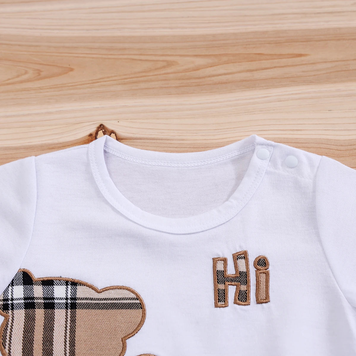Conjunto IURNXB branco com body e aplique de ursinho e texto Hi roupa infantil menino estampa divertida com botões no ombro