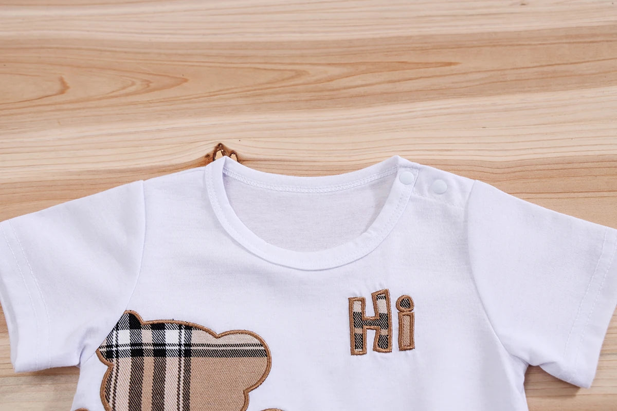 Conjunto IURNXB roupa infantil menino estampa divertida branco com camiseta manga curta e aplique urso xadrez