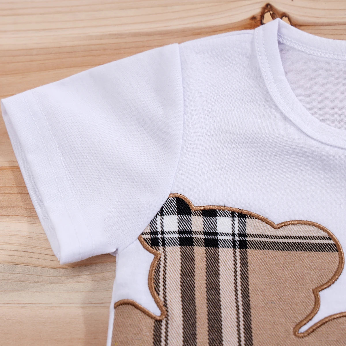 Conjunto IURNXB roupa infantil menino estampa divertida camiseta branca mangas curtas com aplique urso xadrez