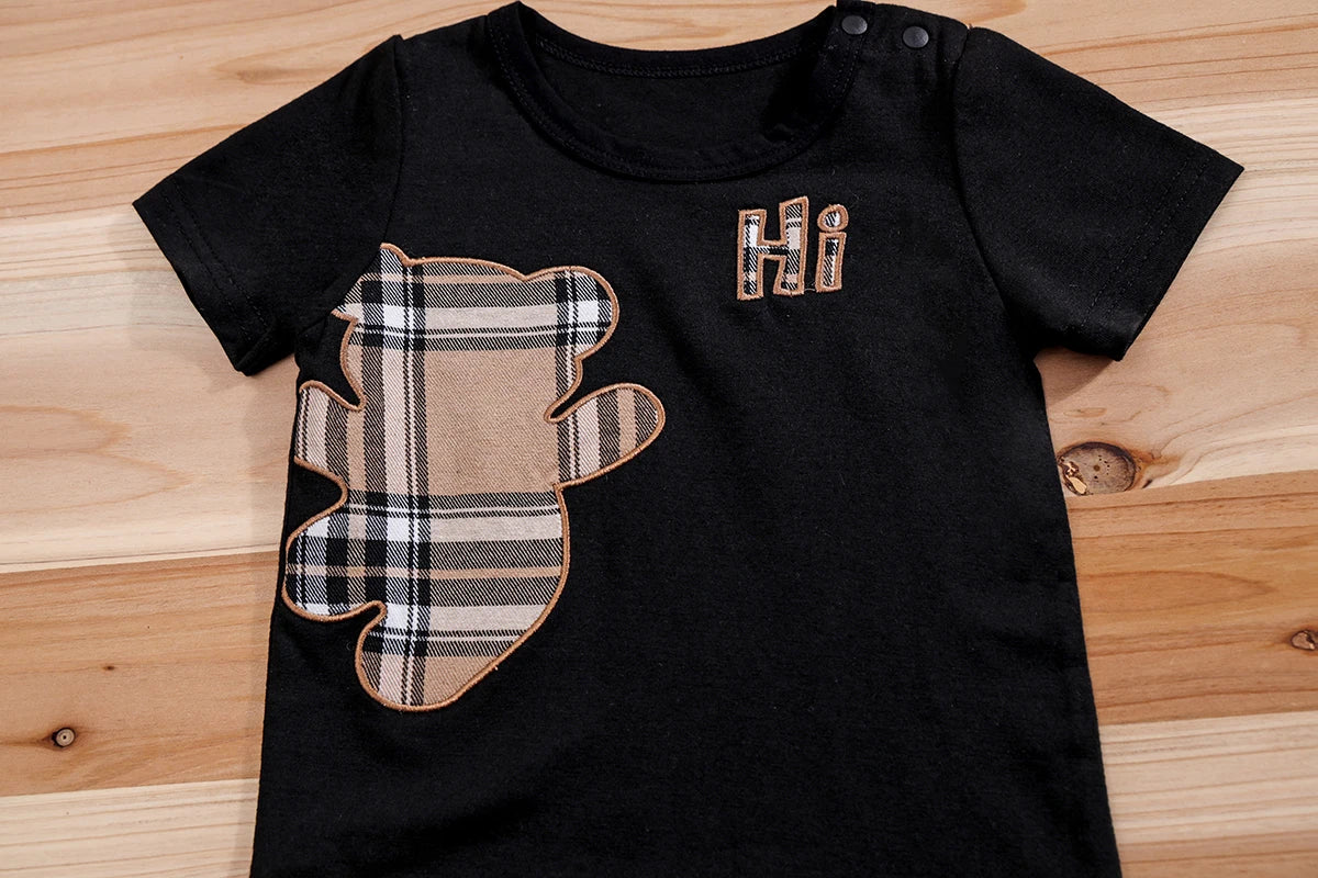 Conjunto IURNXB roupa infantil menino estampa divertida camiseta preta com aplique urso xadrez e detalhe Hi