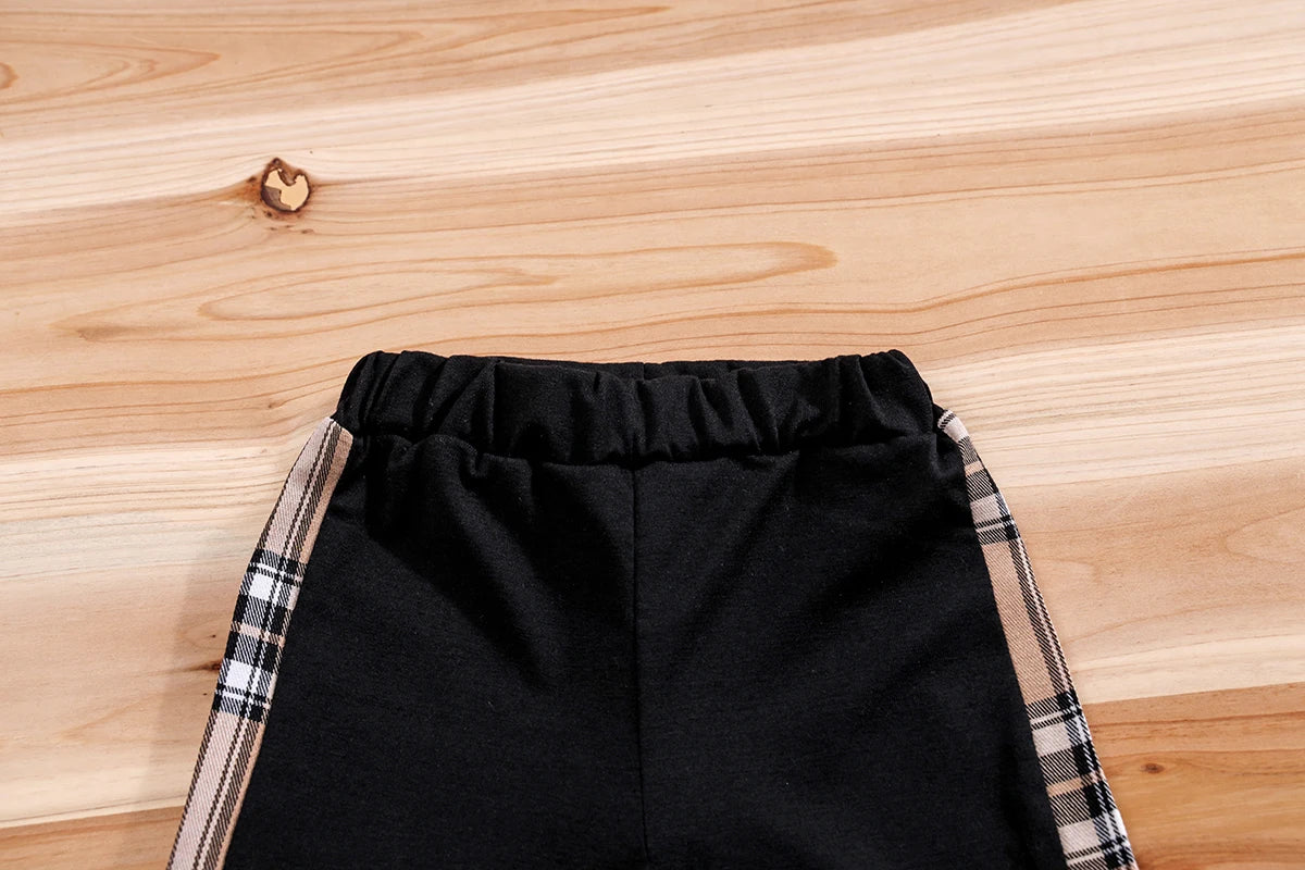 roupa infantil menino estampa divertida IURNXB calca preta com cos elastico e faixa xadrez lateral bege