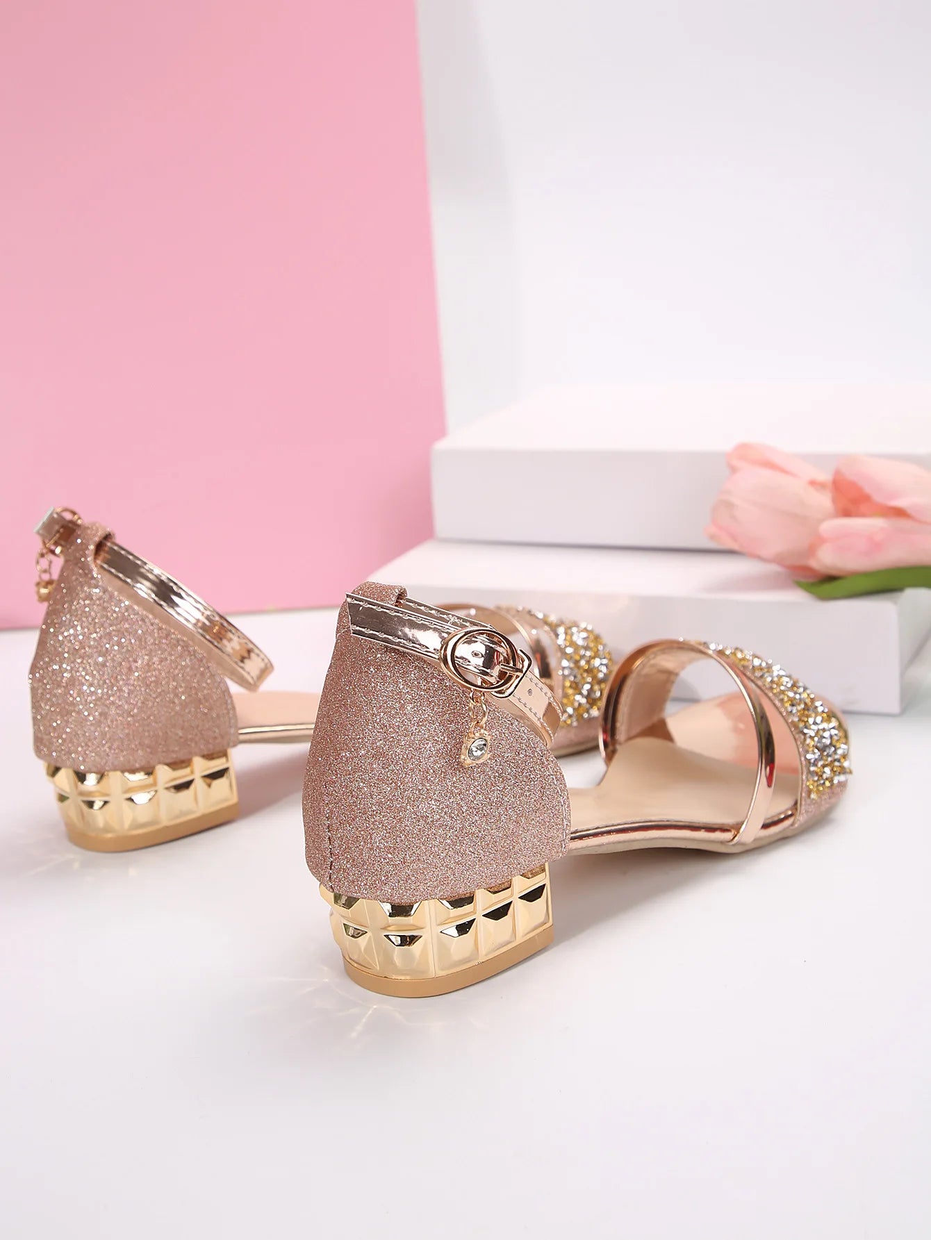 Sandalias VKJF femininas em glitter dourado com salto baixo decorado e fecho no tornozelo sapato casual feminino aberto