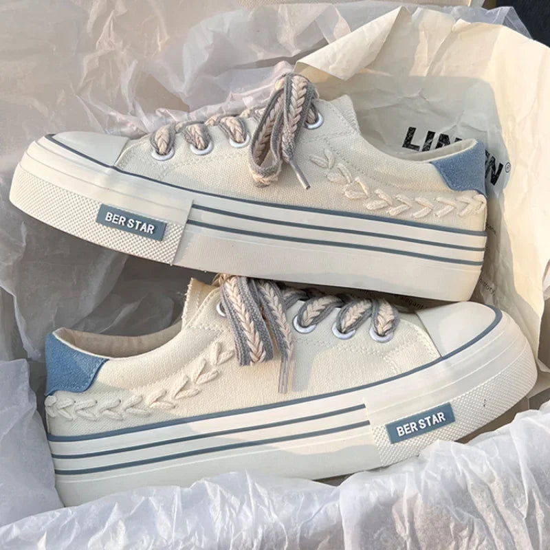 Sapatos altura crescente brancos com detalhe trançado e solado elevado, estilo casual feminino