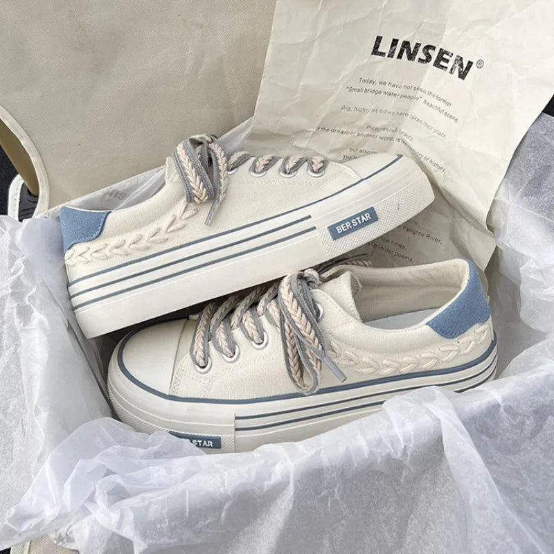 Sapatos altura crescente brancos com detalhes em azul e solado elevado, perfeitos para o dia a dia