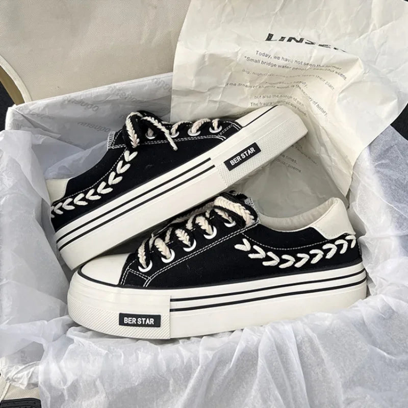 Sapatos altura crescente femininos com detalhes em preto e branco em caixa de presente