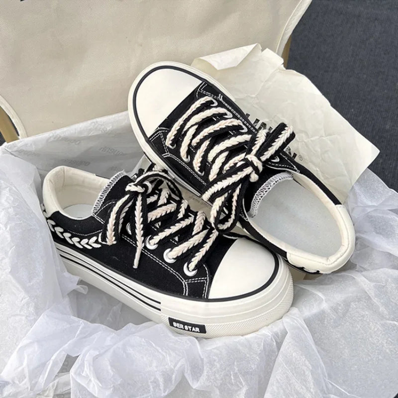 Sapatos altura crescente em preto com cadarços trançados e sola branca, perfeitos para o conforto diário