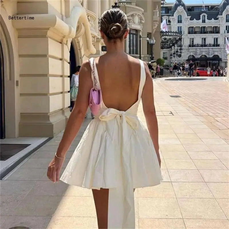 Vestido elegante feminino KLV em tom claro com costas de decote profundo e detalhe de laço na cintura