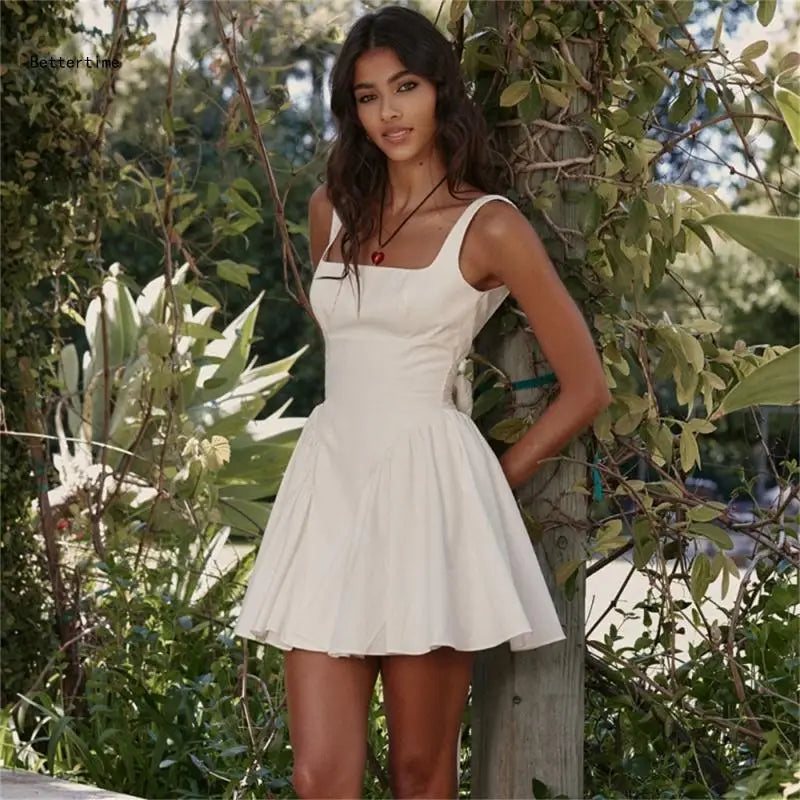 Vestido elegante feminino KLV em tom claro, com alças finas e saia rodada perfeita para festas