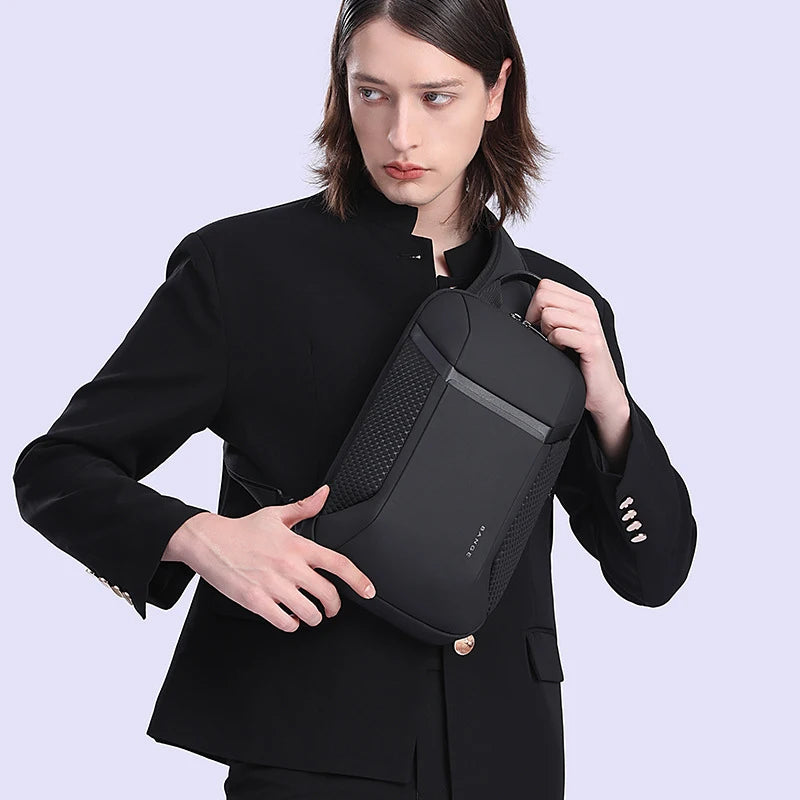Bolsa tiracolo antifurto masculina BANGE em preto, ideal para uso diário e proteção de objetos pessoais