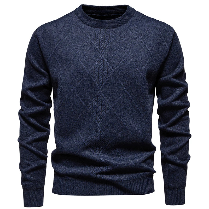 Pulôver masculino em azul escuro com padrão de losangos, ideal para uso casual durante o dia. Blusa de malha casual masculina.