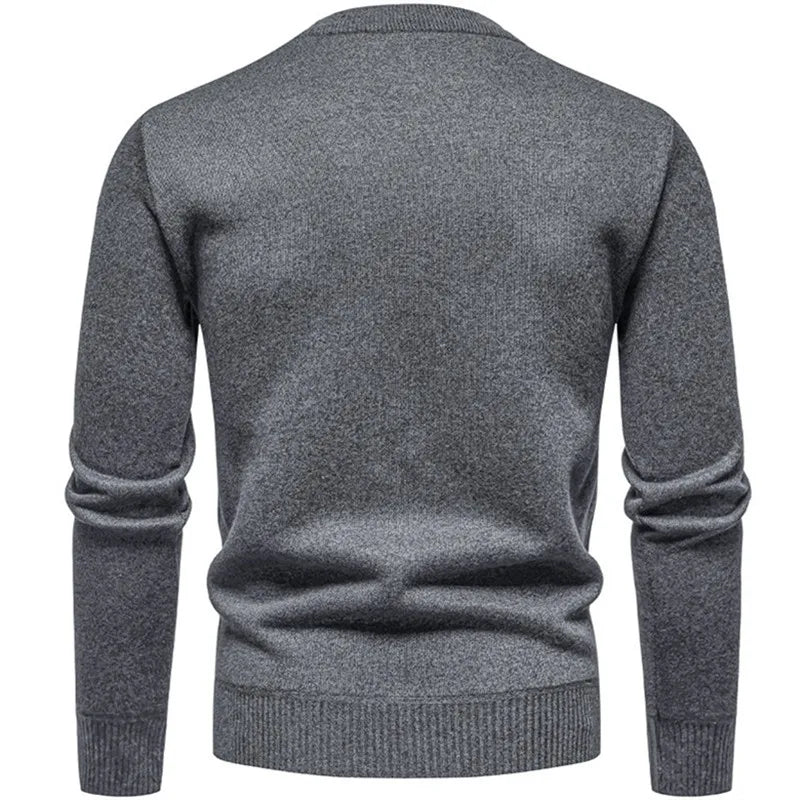 Vista traseira de um pulôver masculino cinza, ideal como blusa de malha casual masculina