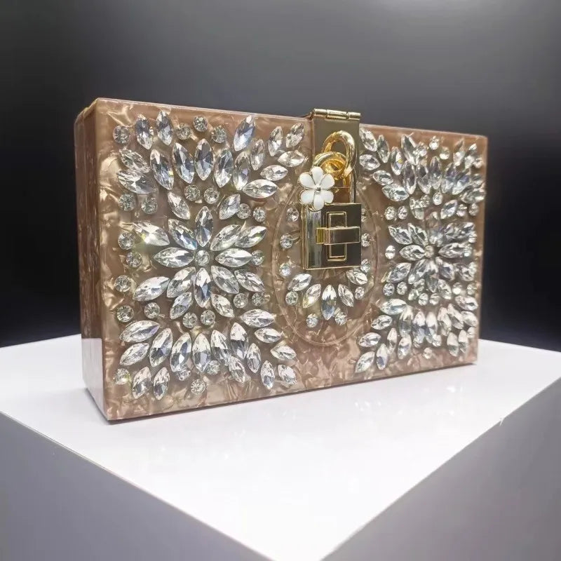 Bolsa clutch casamento da CIHVAH com detalhes em strass e fecho elegante, ideal para eventos especiais
