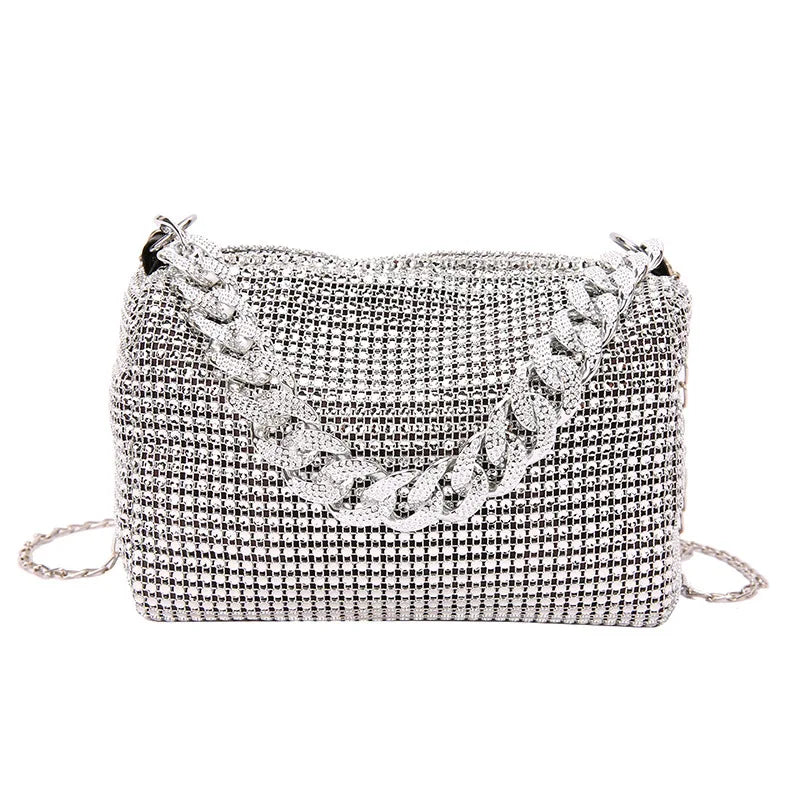 Bolsa feminina com design moderno e corrente, destacando uma bolsa com diamante brilhante