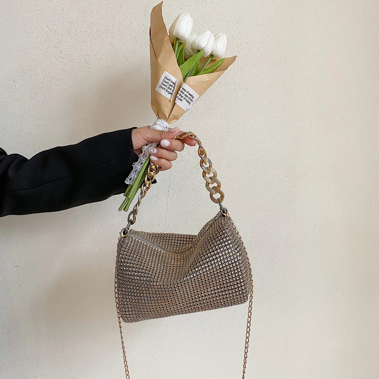 Bolsa feminina com diamante brilhante, ideal para ocasiões elegantes, com corrente e detalhes metalizados
