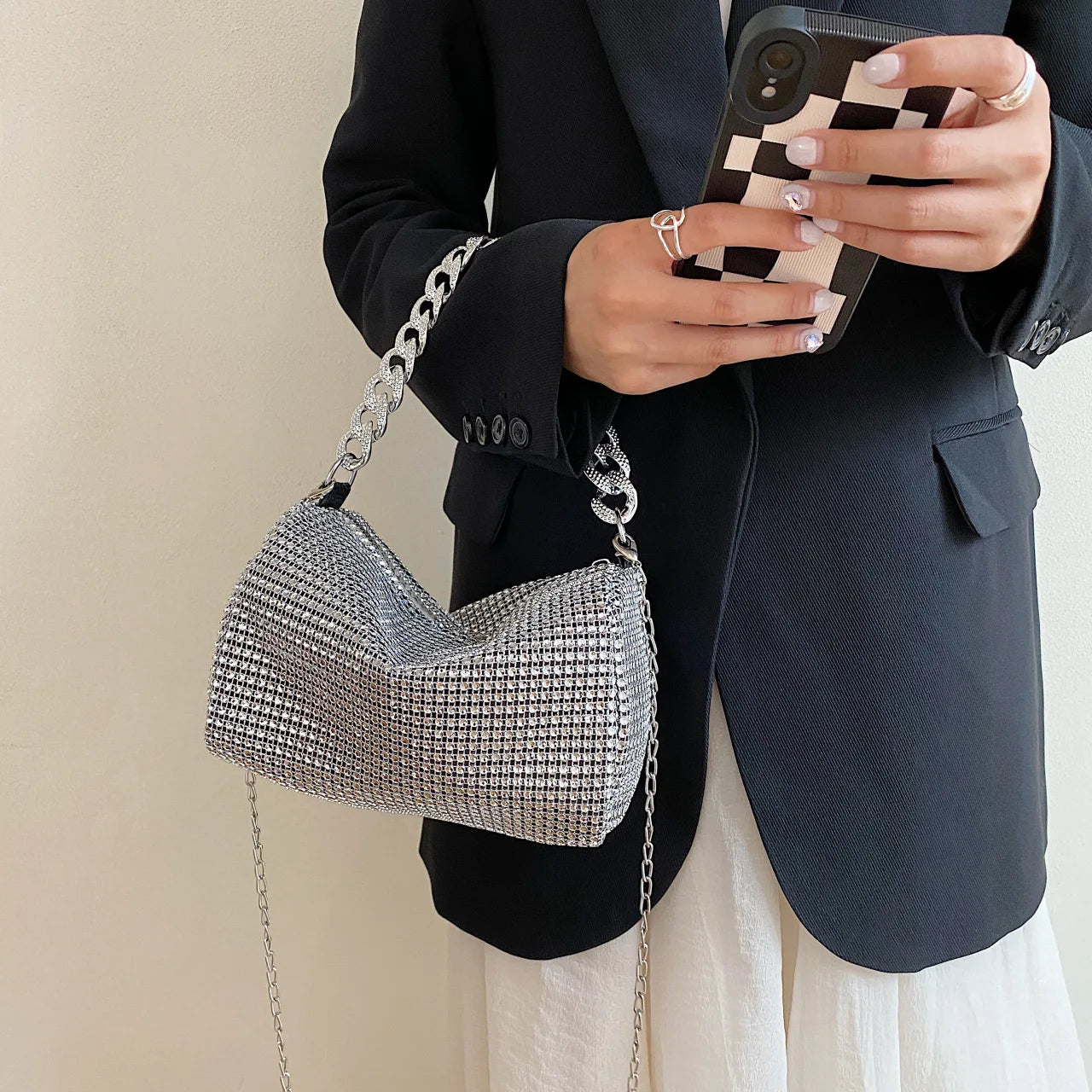 Bolsa feminina com diamante brilhante, ideal para ocasiões sofisticadas e elegantes