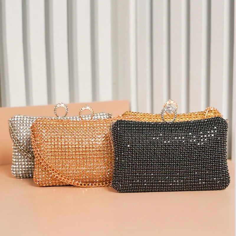 Conjunto de bolsas de festa com strass nas cores prata, dourado e preto, perfeitas para eventos elegantes