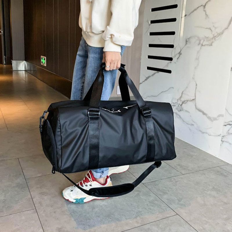 Bolsa de ginástica com compartimento para sapatos em preto, ideal para treinos e viagens