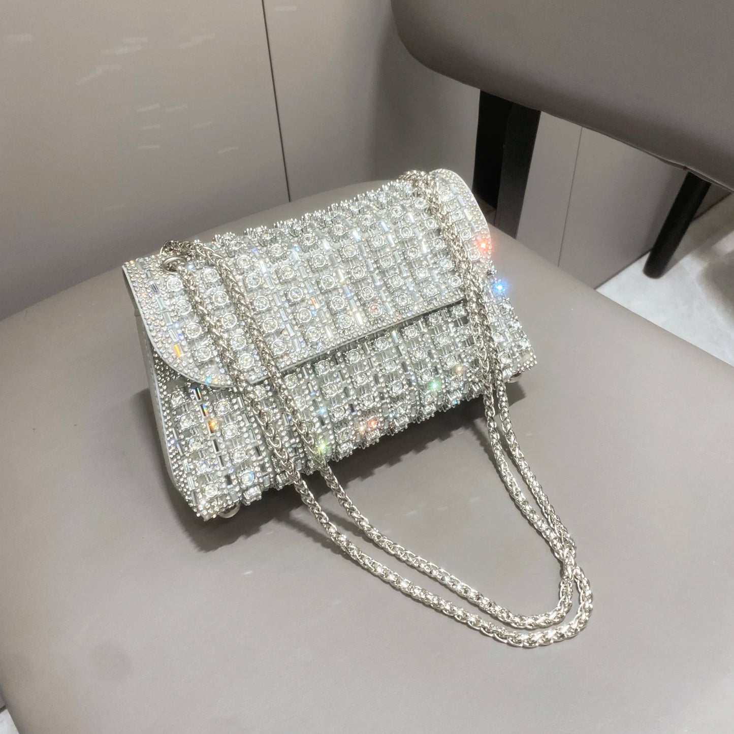 Bolsa de noite com strass prateada, ideal para eventos elegantes e festas.