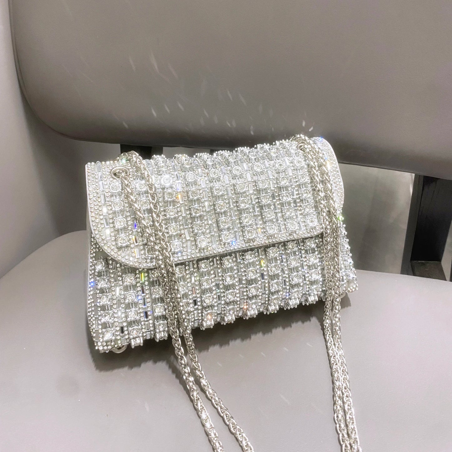 Bolsa de noite com strass brilhante e alça de corrente prata elegante para festas