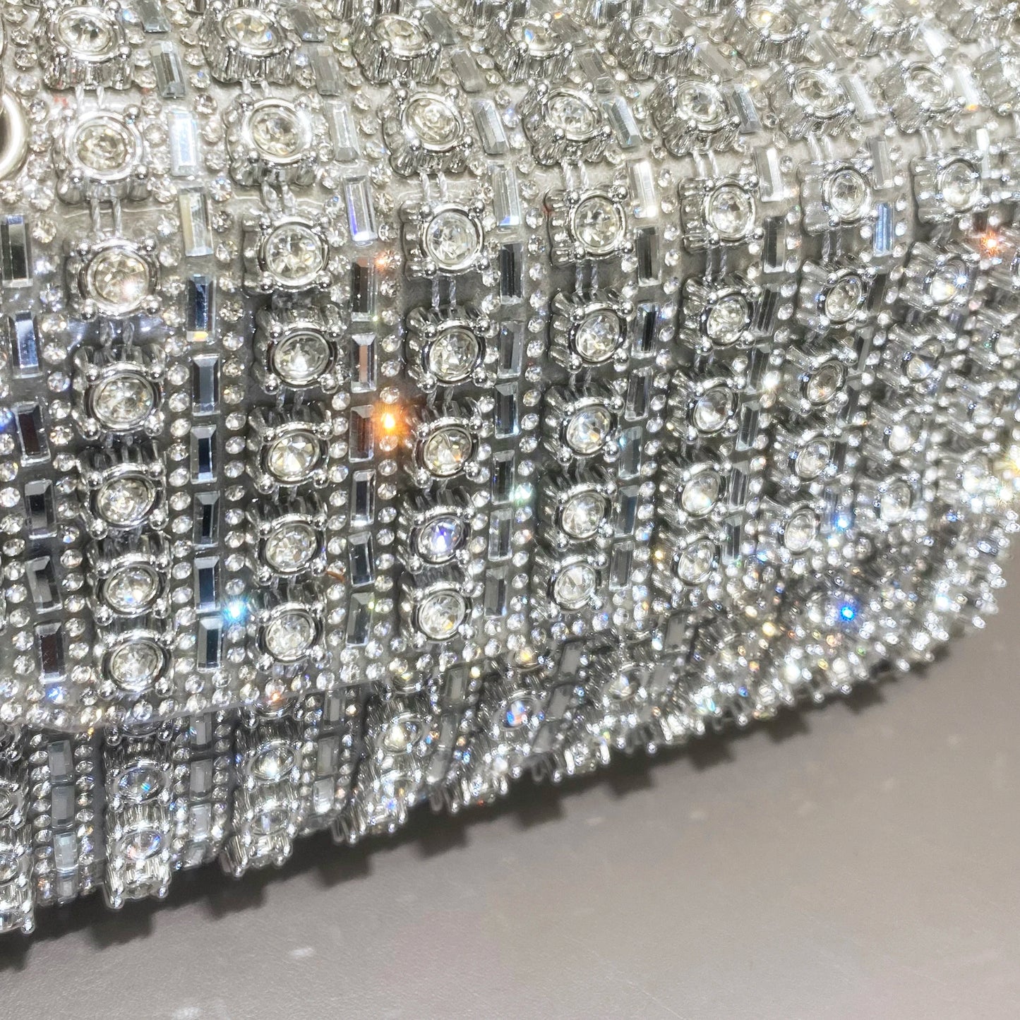 Detalhe de bolsa de noite com strass brilhante e design elegante para festas sofisticadas