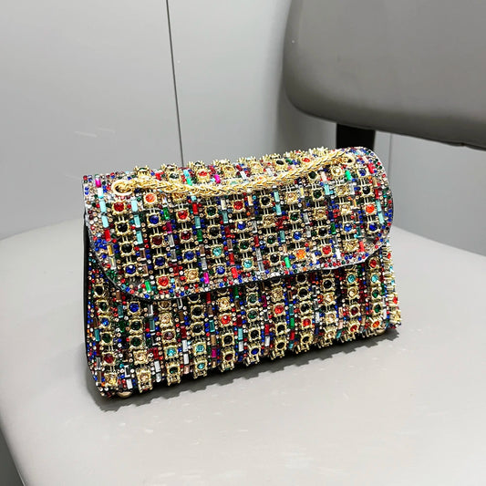 Bolsa de noite com strass colorido, ideal para eventos elegantes e festas.