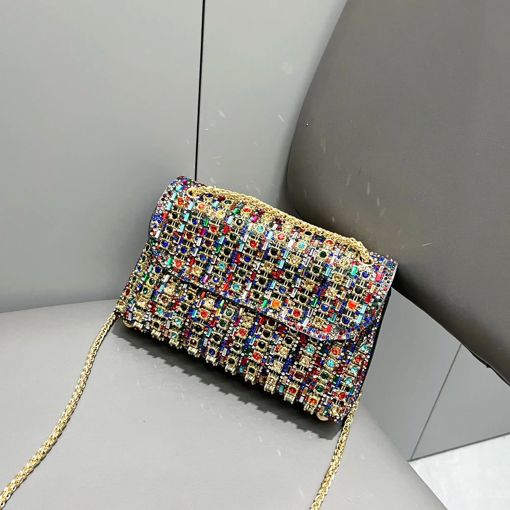 Bolsa de noite com strass coloridos e corrente para eventos elegantes