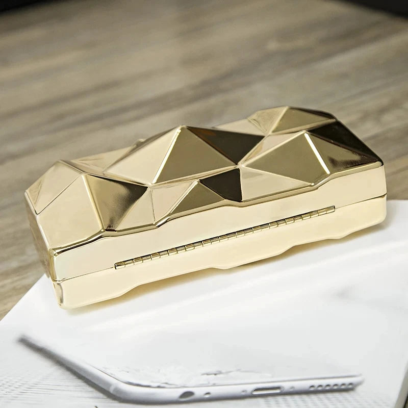 Bolsa dourada elegante com design geométrico moderno perfeita para festas e ocasiões especiais