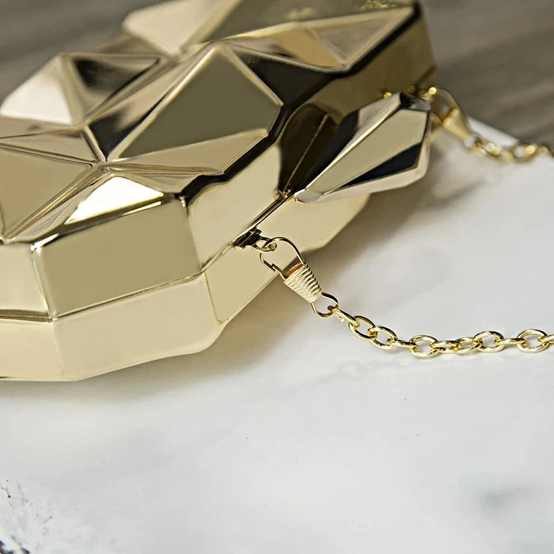 Bolsa dourada elegante com design geométrico e corrente para uso à noite
