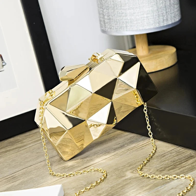 Bolsa dourada elegante em formato geométrico com corrente para uso em festas e eventos sofisticados